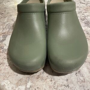 Dansko Kane Clogs 39 / Rain/Garden / Sage Green